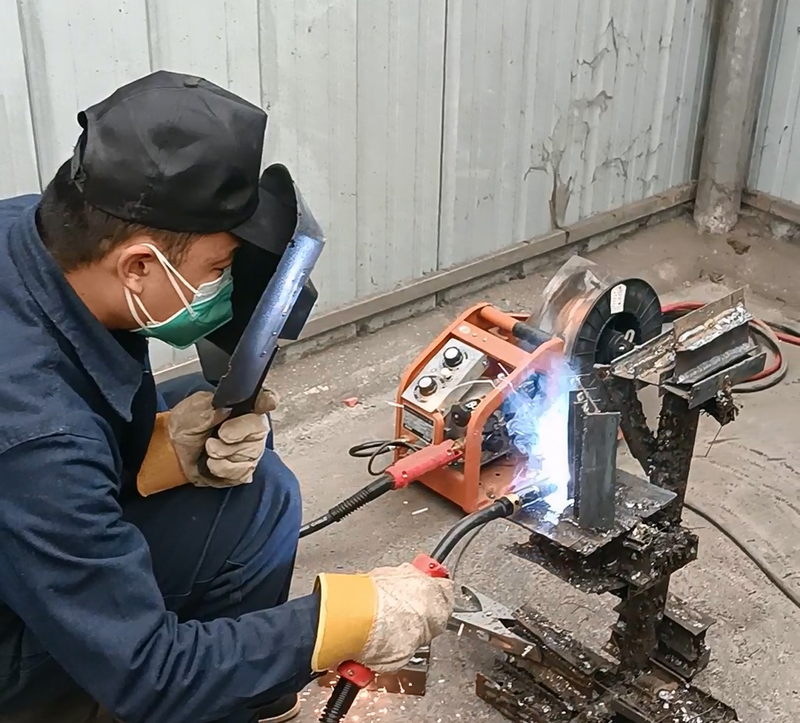 焊工證培訓(xùn)學(xué)員正在進(jìn)行焊工實(shí)操學(xué)習(xí)